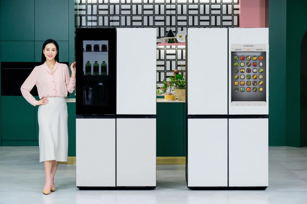 삼성전자 모델이 2024년형 비스포크 냉장고 신제품을 소개하고 있다. 사진/삼성전자