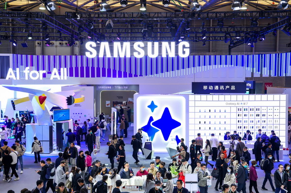 AWE 2024가 열리고 있는 중국 상하이 삼성전자 전시관에서 관람객들이 다양한 제품과 솔루션들을 체험하고 있다. 사진/삼성전자