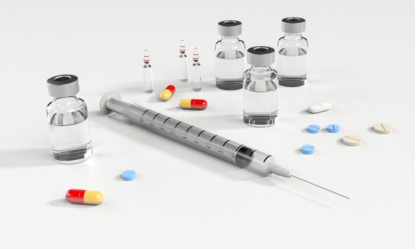 미국 금리 인하와 신약에 대한 기대감에 힘을 입어 제약과 의약품 관련주가 급등하고 있다. 사진/pixabay