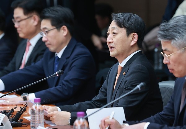 안덕근 산업부 장관(왼쪽에서 세번째)이 지난 11일 한국기술센터에서 제3차 수출·현안 전략회의를 겸한 ‘민·관 합동 배터리 얼라이언스’를 주재하고 있다. 사진/산업부