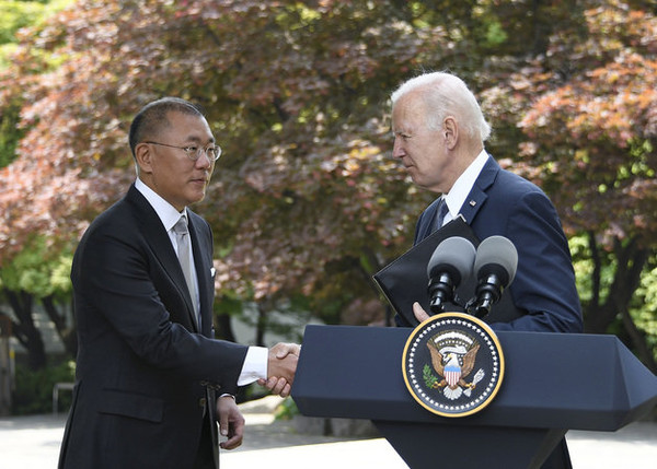 지난 2022년 5월 한국을 방문한 조 바이든 대통령과 정의선 현대자동차그룹 회장이 기자회견 장에서 악수를 하고 있다. 사진/현대자동차그룹