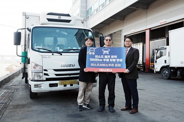 이스즈 '엘프' 트럭을 누적 100만km 운행한 유남식 씨(사진 가운데)가 이를 기념하는 행사에서 큐로모터스 김석주 대표이사(오른쪽)와 함께 기념 촬영을 하고 있다. 사진/큐로모터스