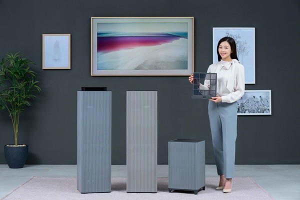 삼성전자 모델이 ‘비스포크 큐브 에어 인피니트 라인’에 신규 필터를 적용한 신제품을 소개하고 있다. 사진/삼성전자