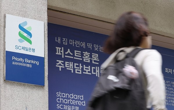 서울 한 은행에 주담대 관련 안내문이 붙어 있다. 사진/연합뉴스