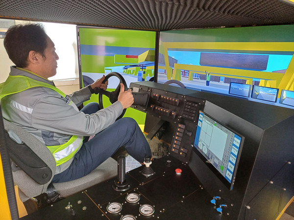 한화오션 거제사업장에 위치한 블록운반팀 VR 교육장에서 'VR 기반 트랜스포터 시뮬레이터'를 통해 트랜스포터 운행 실습이 진행되고 있다. 사진/한화오션