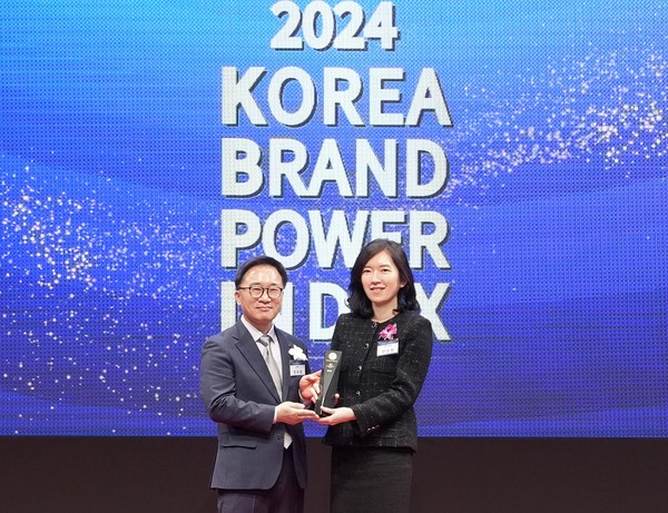 2024 한국산업의 브랜드파워 인증식에서 하나투어 고객경험본부 양성회 본부장(오른쪽)이 기념촬영을 하고있다. 사진/하나투어