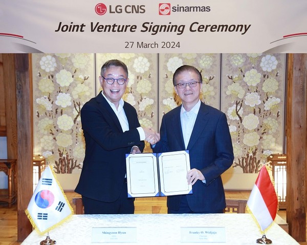 LG CNS 현신균 대표(왼쪽)와 시나르마스 프랭키 우스만 위자야 회장이 합작투자 계약을 체결하고 있다. 사진/LG CNS