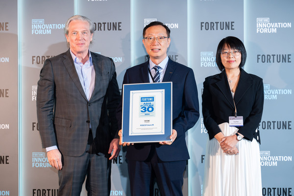 포스코퓨처엠이 '포춘 이노베이션 포럼(FORTUNE Innovation Forum)'에서 '2024 FORTUNE Asia Future 30'을 수상했다(사진 왼쪽부터 클레이 챈들러(Clay Chandler) 포춘아시아 편집장, 선주현 포스코아시아 법인장, 팡루안(Fang Ruan) 보스턴컨설팅그룹 홍콩 대표 파트너). 사진/포스코퓨처엠