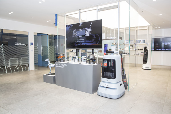 한국앤컴퍼니그룹(구 한국타이어그룹)의 계열사인 하드웨어 플랫폼 기업 모델솔루션이 경기도 부천시 소재 통합사업장에서 '2024 CMF 오픈하우스(2024 CMF Open House)' 행사를 성황리에 진행했다. 사진/한국앤컴퍼니그룹