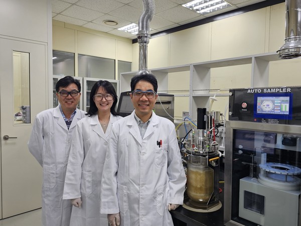 대전 유성구 SK이노베이션 환경과학기술원 연구실에서 박재연 SK이노베이션 환경과학기술원 PL(생물화학공학 박사, 오른쪽)과 연구진들이 PLA 기술 연구설비를 소개하고 있다.