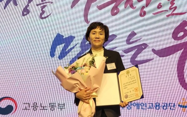 태광그룹 인프라·레저 부문 계열사 티시스의 장애인 표준사업장 '큰희망'이 장애인 일자리 개선 공로를 인정받아 국무총리 표창을 수상했다. 수상자로 선정된 박지연 경영지원팀장. 사진/태광그룹