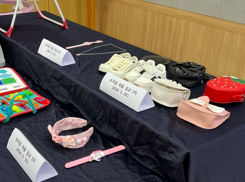 유해 화학물질이 검출된 어린이 가죽제품 일부. 사진/연합뉴스