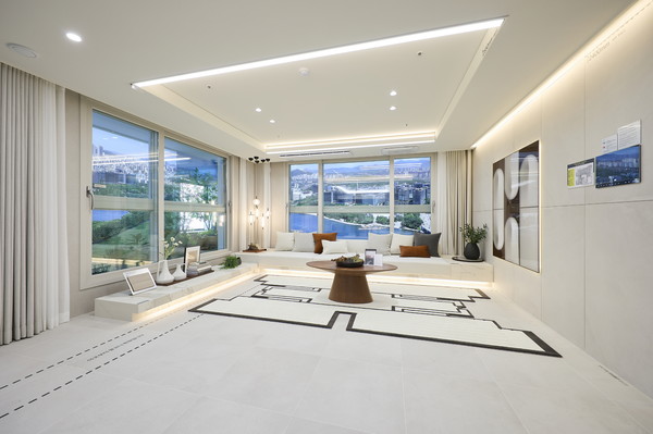 반도건설의 새로운 프리미엄 주거 브랜드 ‘카이브 유보라(KAIVE UBORA)’가 처음으로 적용된 랜드마크 대단지 ‘고양 장항 카이브 유보라’가 2일 1순위 청약 접수를 진행한다. 이면 개방형 발코니로 조망과 개방감을 극대화한 전용 99㎡ B타입 거실 모습