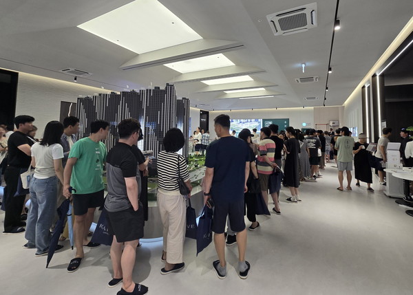 '고양장항카이브유보라' 견본주택 관람을 위해 모인 방문객들.