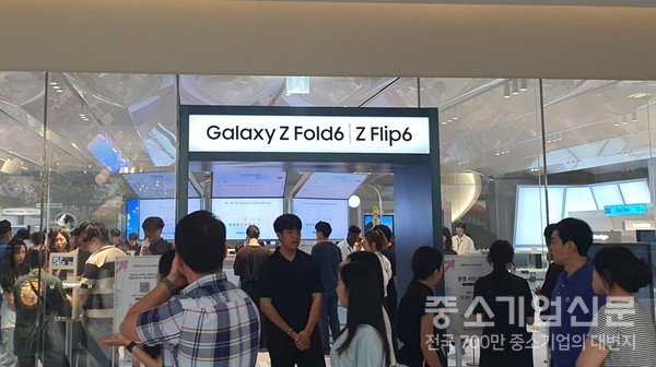 7월 11일 더현대에 마련된 갤럭시 익스피리언스 스페이스 앞을 방문객들이 지나가고 있다. 사진/박서린 기자