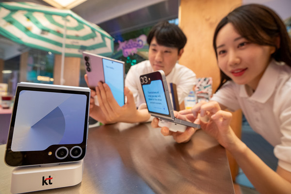 KT가 19일부터 전국 KT 매장 및 공식 온라인몰 KT닷컴에서 삼성전자 ‘갤럭시 Z 폴드6·Z 플립6’ 사전 개통을 시작하고, 다양한 개통 혜택을 제공한다고 밝혔다. 사진/KT