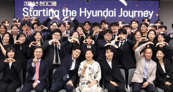 현정은 현대그룹 회장은 지난달 31일 종로구 연지동 사옥에서 2024년도 신입사원 교육수료식을 참석해 50여 명의 신입사원들이 함께 기념촬영을 하고 있다.