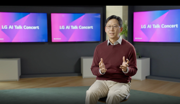 LG AI연구원이 7일 최신 AI 모델 ‘엑사원(EXAONE) 3.0’을 오픈소스로 공개했다. 사진은 배경훈 LG AI연구원장