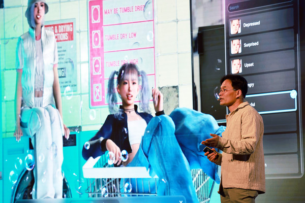 게임스컴 쇼케이스에서 발표하는 인조이의 김형준 PD. 사진/크래프톤