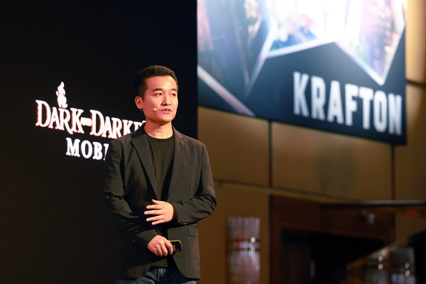 게임스컴 쇼케이스에서 발표하는 다크앤다커 모바일의 안준석 PD. 사진/크래프톤