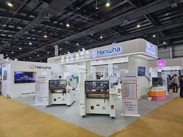 한화정밀기계가 'Productronica India 2024' 전시에 참가해 범용 고속 칩마운터를 선보였다. 사진/한화정밀기계