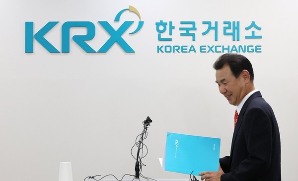 정은보 한국거래소 이사장이 24일 서울 여의도 한국거래소 마켓스퀘어에서 코리아 밸류업 지수의 구성 종목·선정 기준 등에 대해 발표하기 위해 단상으로 향하고 있다. 사진/연합뉴스