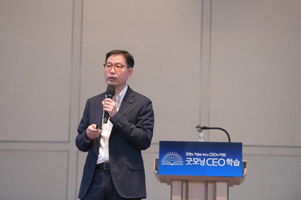 이건복 마이크로소프트 상무가 강연 16일 앰배서더 서울 풀만 호텔에서 열린 ‘제135회 굿모닝CEO학습’에서 강연하고 있다.