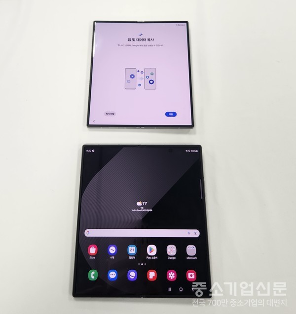 21일 서울 중구 삼성전자기자실에서 공개된 갤럭시Z 폴드6(위쪽)와 갤럭시Z 폴드 스페셜에디션(아래쪽). 사진/박서린 기자