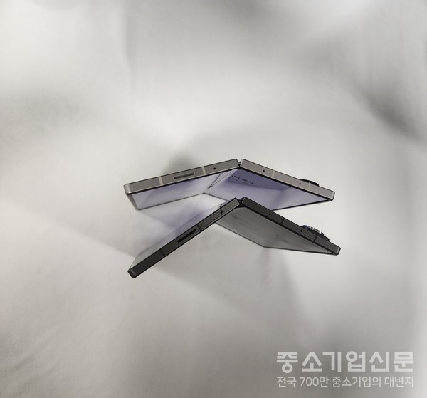 21일 서울 중구 삼성전자기자실에서 공개된 갤럭시Z 폴드6(위쪽)와 갤럭시Z 폴드 스페셜에디션(아래쪽). 사진/박서린 기자