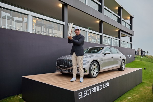 2024 제네시스 챔피언십 우승자 안병훈 선수와 부상으로 제공되는 G80 전동화 모델. 사진/현대자동차