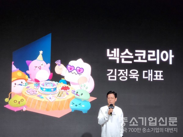 김정욱 넥슨 공동대표가 30일 경기도 판교 넥슨본사에서 열린 기자간담회에서 넥슨의 도약을 위한 두 가지 목표를 제시하고 있다. 사진/박서린 기자