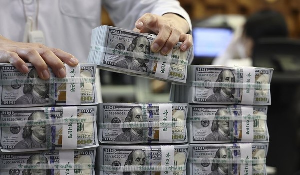 1400원 환율이 '뉴노멀(새로운 기준)'이 될 수 있다는 우려가 불거지고 있다. 사진/연합뉴스