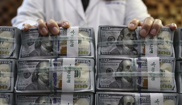 1400원 환율이 '뉴노멀(새로운 기준)'이 될 수 있다는 우려가 불거지고 있다. 사진/연합뉴스