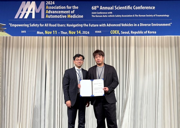 한국수입자동차협회(KAIDA)가 지난 13일 서울 강남구 호텔리베라에서 '2024 한국자동차안전학회 추계학술대회' 시상식을 개최하고 'KAIDA 젊은 과학자상'을 수여했다. 사진/한국수입자동차협회