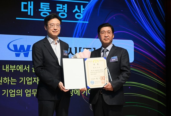 강원주 웹케시 대표(오른쪽)가 제19회 대한민국 인터넷대상에서 대통령상을 수상했다. 사진/웹케시
