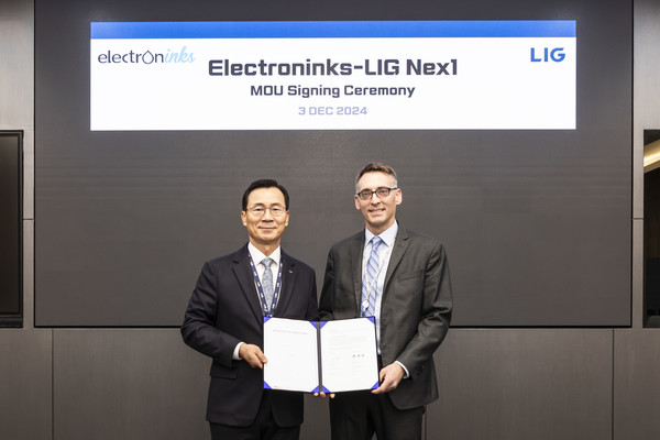 신익현 LIG넥스원 대표(왼쪽), 멜브스 르미유(Melbs LeMieux) 일렉트론잉크스 사장(오른쪽)이 '차세대 부품소재 기술개발 및 상용화를 위한 전략적 협력 양해각서(MOU)'를 체결한 후 기념촬영을 하고 있다.