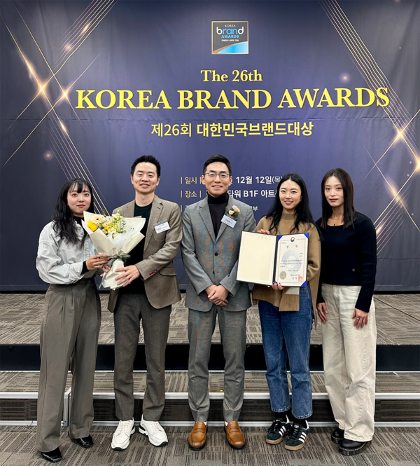 민팃이 산업통상자원부가 주최하고 산업정책연구원이 주관하는 대한민국브랜드대상에서 산업통상자원부장관상을 받았다. 이환용 민팃 대표이사(가운데)와 민팃 구성원들이 기념촬영을 하고 있다.