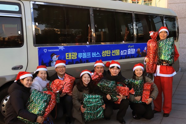 태광그룹이 그룹홈 청소년들에게 전달할 선물을 가득 실은 '태광 루돌프 버스'가 서울 광화문 흥국생명빌딩 앞에서 출정식을 갖고 그룹홈 가정을 향해 출발했다. 사진/태광그룹