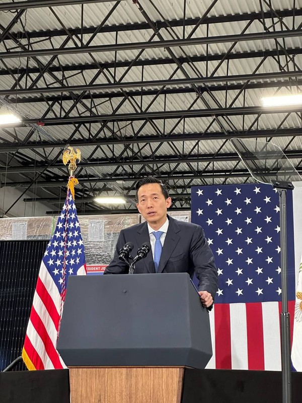 김동관 한화솔루션 부회장이 지난해 4월 조지아주 달튼에 위치한 태양광 모듈 공장에서 미국 최대 태양광 밸류체인 프로젝트 ‘솔라허브’에 대해 설명하고 있다. 사진/한화솔루션