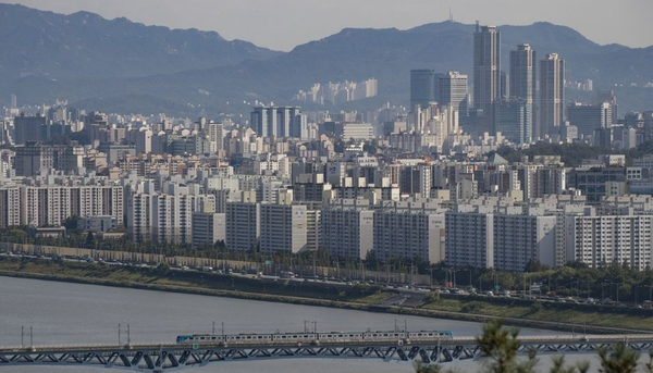 올해는 새해 초부터 각종 공사비 인상 요소가 포진한 해가 될 전망이다. 분양가 상승과 대출 규제가 동시에 예상되지만 상반기는 내집 마련의 기회가 될 수 있단 관측도 나온다. 사진/연합뉴스
