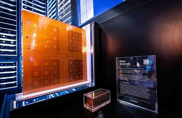 SKC가 CES 2025에서 SK그룹 4개 계열사가 공동으로 운영하는 전시관 내 AI 데이터센터 구역에 유리 기판을 실물 전시했다. 사진/SKC