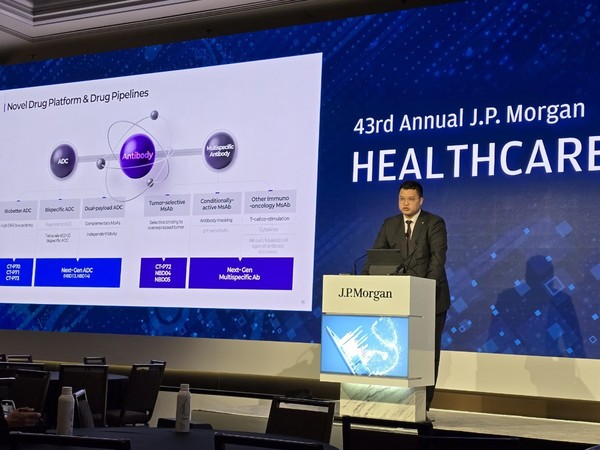 2025 JPM 헬스케어 콘퍼런스에서 발표를 진행 중인 셀트리온 서진석 경영사업부 총괄 대표이사. 사진/셀트리온