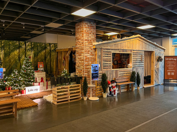 LG전자가 곤지암리조트 스키장에 이색 팝업스토어 '낭만 오두막.zip'을 열었다. LG전자가 운영 중인 홈 라이프스타일 커뮤니티 라이프집은 스키 시즌을 맞아 '눈 속 오두막' 콘셉트의 팝업스토어를 운영하고 고객들에게 LG전자 제품들을 체험할 수 있도록 운영한다. 사진/LG전자