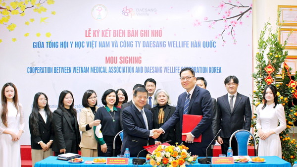 서훈교 대상웰라이프 대표이사와 응우옌 반 낀 베트남의사협회 부회장. 사진/대상웰라이프