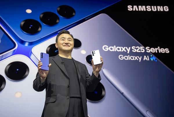 22일(현지시간) 미국 새너제이에 위치한 SAP센터에서 개최된 '갤럭시 언팩 2025(Galaxy Unpacked 2025)' 행사에서 삼성전자 MX사업부장 노태문 사장이 진정한 AI폰 '갤럭시 S25 시리즈'를 공개하고 있다. 사진/삼성전자