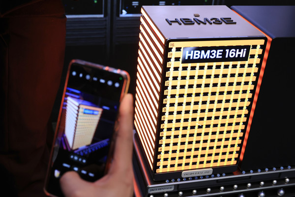 CES에서 선보인 SK하이닉스 HBM3E 16단. 사진/연합뉴스