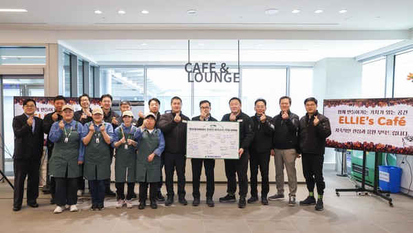 조재천 현대엘리베이터 대표이사(왼쪽 8번째)가 장애인 바리스타들과 함께 사내 복지 카페인 ‘엘리스 카페’ 오픈식 후 기념촬영을 하고 있다. 