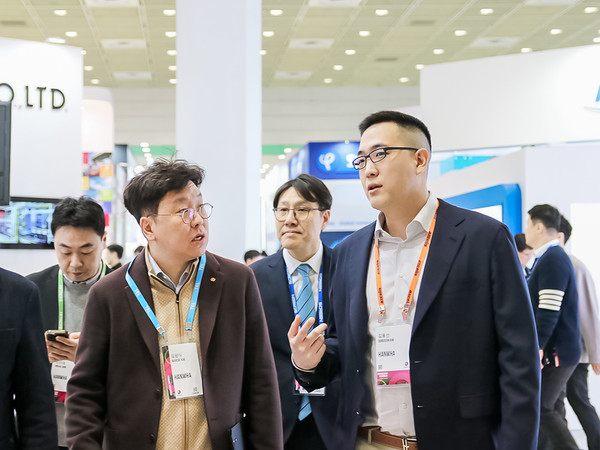 김동선 미래비전총괄 부사장이 '세미콘코리아 2025' 행사장 부스 곳곳을 돌며 기술 현황을 점검하고 있다.