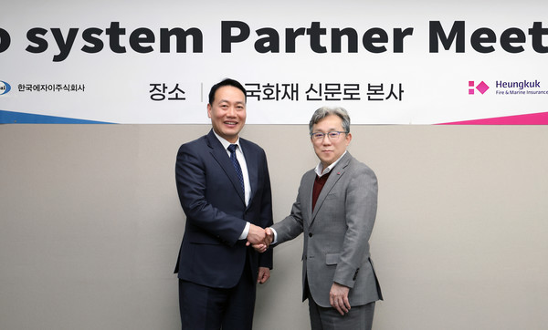 고홍병 한국에자이 대표이사와 송윤상 흥국화재 대표이사(오른쪽)가 기념사진을 촬영하고 있다. 사진/흥국화재