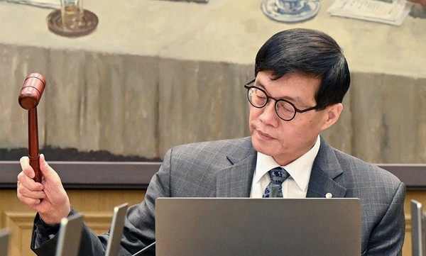 이창용 한국은행 총재가 25일 서울 중구 한국은행 본관에서 열린 금융통화위원회 본회의에서 의사봉을 두드리고 있다. 사진/연합뉴스